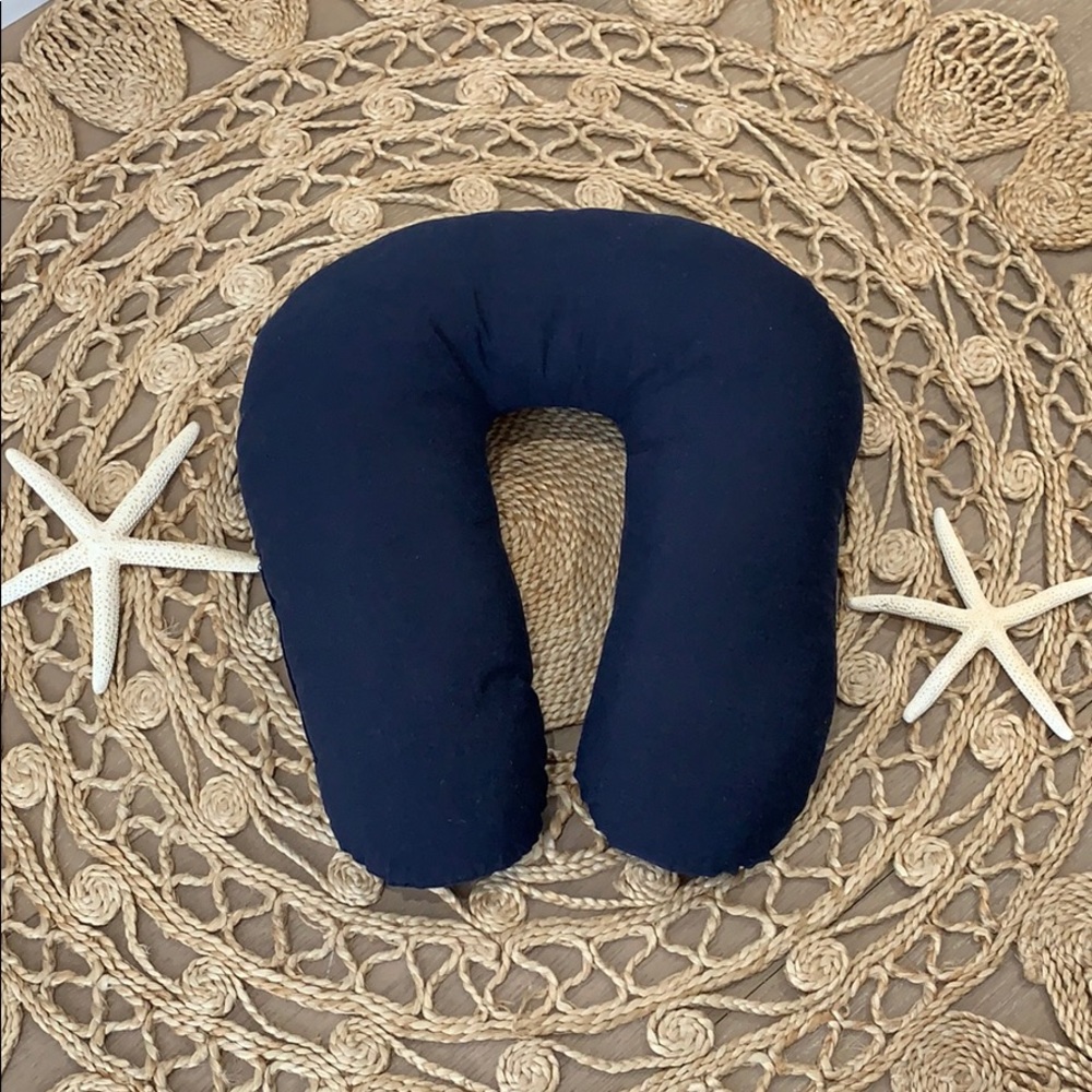Traveling neck cushion.